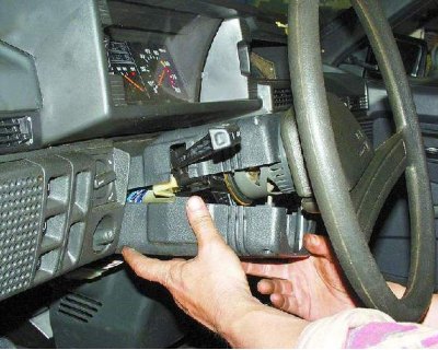 1. Адкруціце шэсць шруб мацавання ніжняга кажуха рулявой калонкі.