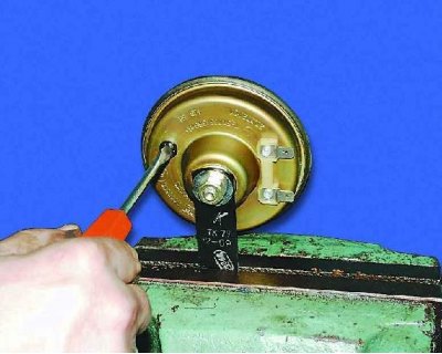 5. Curățați contactele de semnal oxidate.