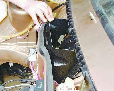 3. Адкрыйце капот і адкруціце па два шрубы мацавання кажуха вентылятара абапал.