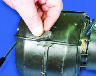 3. Húzza le a habtömítést a jobb oldali ventilátor burkolatáról.