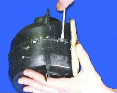 4. Távolítsa el a tartót a ventilátor burkolatáról.