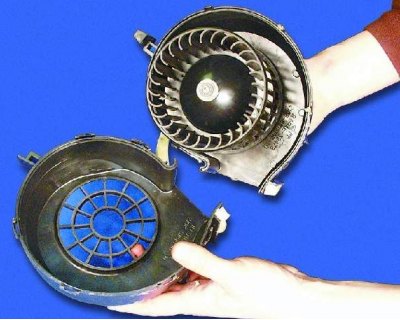 5. Csavarhúzóval feszítse fel a ventilátor burkolatán lévő műanyag reteszeket, és oldja ki őket...