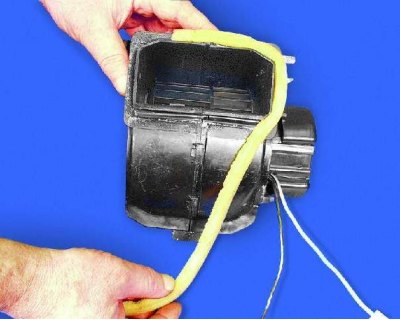 25. Csatlakoztassa és pattintsa össze a bal és a jobb ventilátor burkolatát. Helyezze a műanyag…