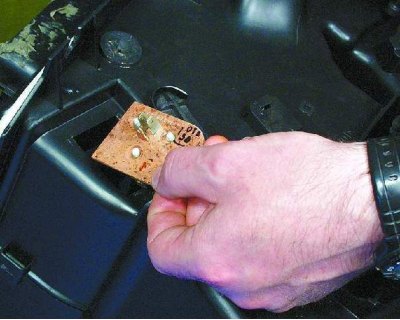 1. Slăbiți șurubul de fixare a rezistenței.