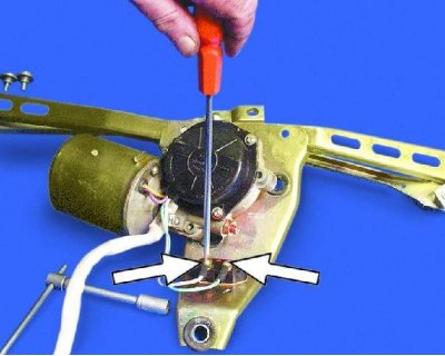 3. Deșurubați cele trei șuruburi care fixează cutia de viteze de motorul electric.