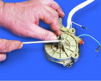 4. Slăbiți cele două șuruburi care fixează firele motorului electric și deconectați firele de la…
