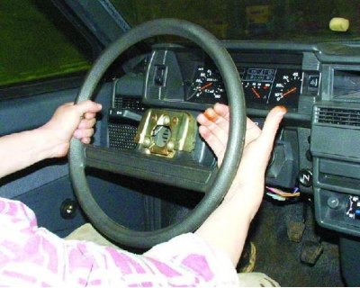 Рулявое кола вельмі шчыльна сядзіць на шлицах вала, таму не адварочвайце адразу гайку мацавання…