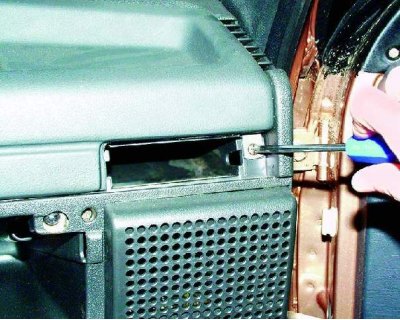 26. Зніміце бакавыя соплы абапал панэлі прыбораў з дапамогай адвёрткі.