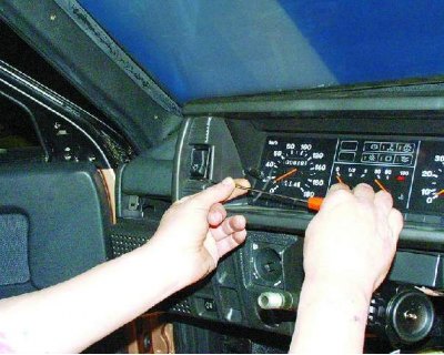 27. Адкруціце па адной шрубе мацавання накладкі абапал панэлі прыбораў.