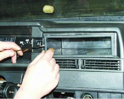 29. Адлучыце ад перамыкача вонкавага асвятлення калодку з правадамі. Праштурхніце калодку ўнутр…