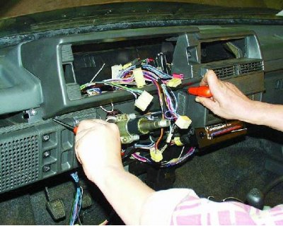 31. Адкруціце шрубу мацавання накладкі панэлі прыбораў.