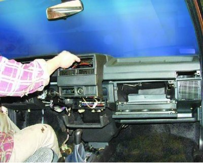 32. Устаўце дзве адвёрткі, каб адхіліць пластмасавыя зашчапкі.