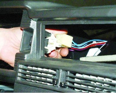 36. Адлучыце калодку з правадамі ад лямпы падсвятлення выключальніка аварыйнай сігналізацыі.