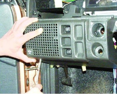 37. Адлучыце калодку з правадамі ад выключальніка аварыйнай сігналізацыі і канчаткова зніміце…