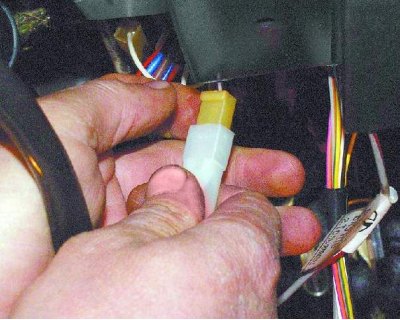 47. Адлучыце провад «масы» рэле запальвання.