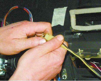 49. Адкруціце па адной шрубе ніжняга мацавання панэлі прыбораў абапал яе бакоў.