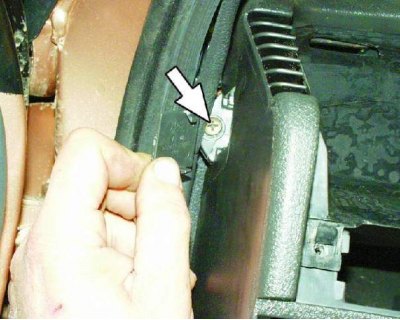 53. Адкруціце па двух шрубы верхняга мацавання панэлі прыбораў абапал яе бакоў.