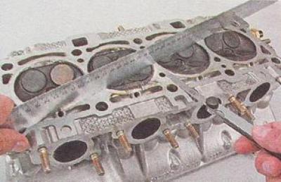 Убеждаемся в отсутствии зазора между ребром линейки и плоскостью головки. Зазор может наблюдаться…