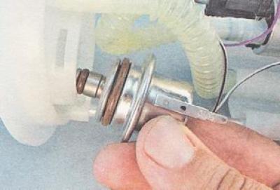 4. Вынимаем регулятор давления топлива из крышки топливного модуля бензонасоса.