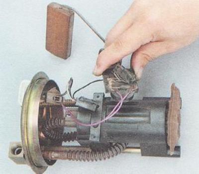 Где находится датчик уровня топлива ваз 2110 2112 engine fuel pump fuel module (1,5i) - replacement of the fuel gauge sensor 
