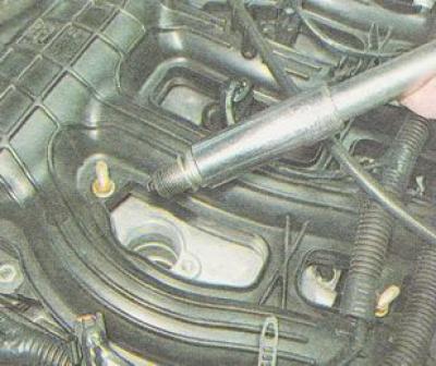 Adjusting the spark plug gap