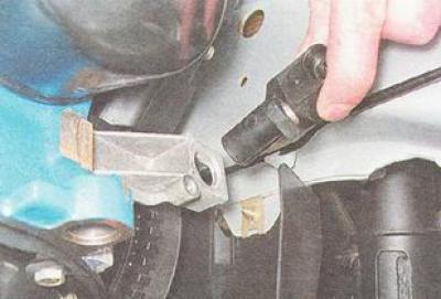 4. Remove the crankshaft sensor.