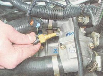 6. Egy 19 mm-es csavarkulccsal csavarja ki az érzékelőt, és vegye ki a termosztát házából. A…