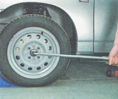 Как снять колесо ваз 2110 Front wheel bearing - replacement (without removing the steering knuckle) (VAZ-2
