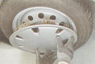 Как снять колпак с колеса автомобиля Tires - pressure check (VAZ-2110 "LADA" 1995-2007 / Chassis / Suspension and whe