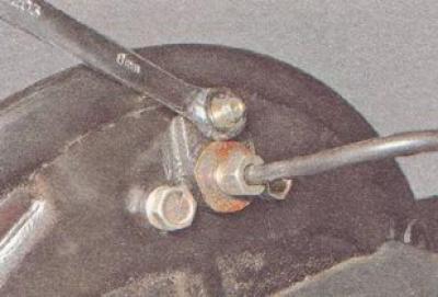 2. Remove the protective rubber cap from the bleed nipple of the working brake cylinder and use a…