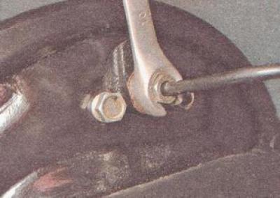 3. Using a special key, loosen the brake pipe fitting.