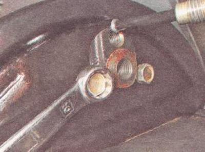 5. Using a 10 mm wrench, unscrew the two bolts securing the rear brake cylinder.