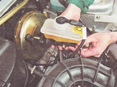 7. Осторожно не изгибая сильно тормозные трубки, отводим тормозной цилиндр вперед и снимаем его со…