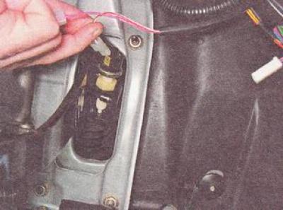 8. Снимаем два разъема с выводов выключателя сигнала торможения, установленного на педальном узле.