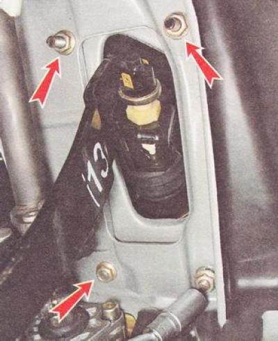 9. Глубоким торцовым ключом на 13 мм отворачиваем четыре гайки крепления кронштейна вакуумного…