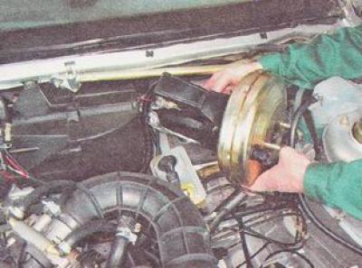 10. Снимаем вакуумный усилитель тормозов в сборе с кронштейном и педалью тормоза.