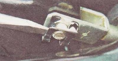 12. Шлицевой отверткой снимаем фиксирующую скобу пальца вилки штока вакуумного усилителя.