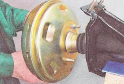 15. Снимаем вакуумный усилитель тормозов с кронштейна.