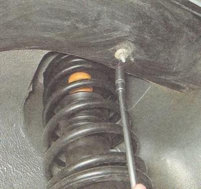 5. Using a 10 mm deep-head socket wrench, unscrew the upper mudguard liner mounting nut.