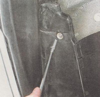 7. Using a 10 mm deep-head socket wrench, unscrew the front mudguard liner mounting nut.
