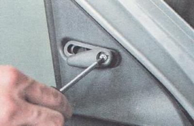 3. С помощта на кръстата отвертка развийте монтажния винт на дръжката.