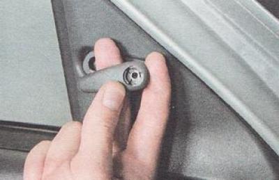 4. Отстранете дръжката за управление на огледалото.