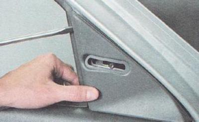 5. С помощта на шлицова отвертка с широко острие отстранете декоративния капак на огледалото.