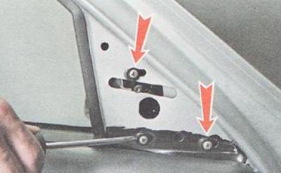 6. Като държите огледалото отвън, използвайте кръстата отвертка, за да развиете трите винта,…