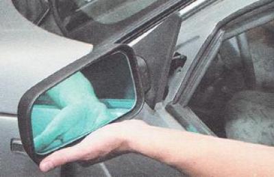 7. Отстранете страничното огледало от вратата.