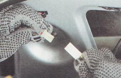 7. Odvojite konektore žice motora-reduktora električnog pogona za upravljanje središnjom bravom.