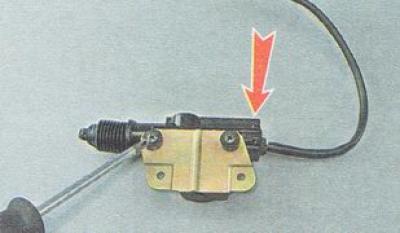 6. Pomocou krížového skrutkovača odskrutkujte dve skrutky pripevňujúce elektrický pohon ku konzole.
