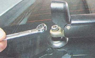 2. Приподнимаем защитный кожух гайки крепления рычага стеклоочистителя и накидным ключом на 10 мм…