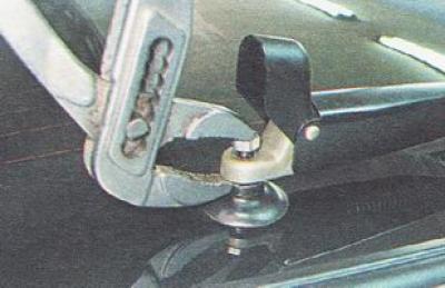 3. Раздвижными пассатижами спрессовываем рычаг щетки стеклоочистителя со шлицов вала.