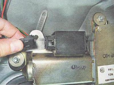 5. Отсоединяем разъем проводов от мотор-редуктора стеклоочистителя.